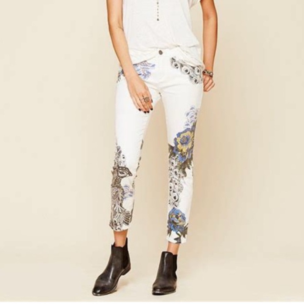 Free People Cosmic Peacock White Jeans 28 measures like size 31